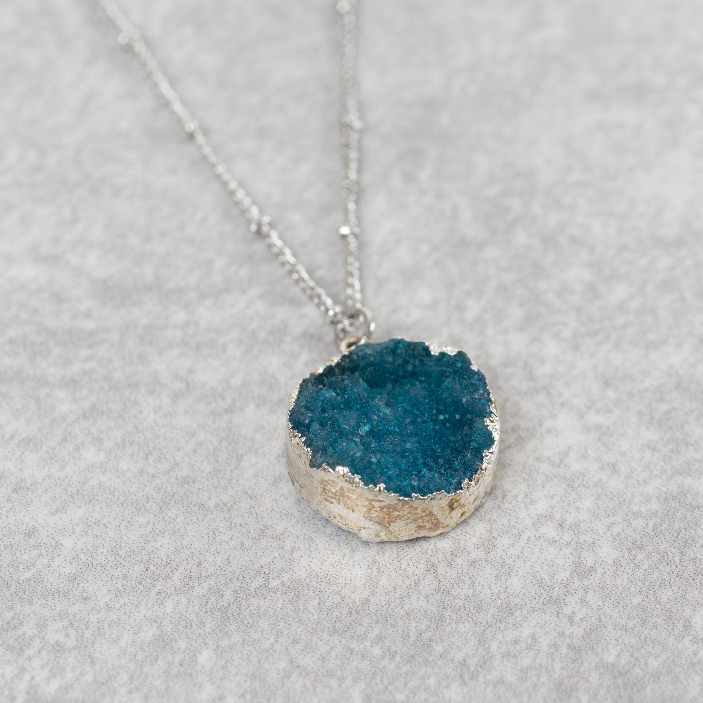 Chattan Geode Pendant Necklace - Fluent Trends