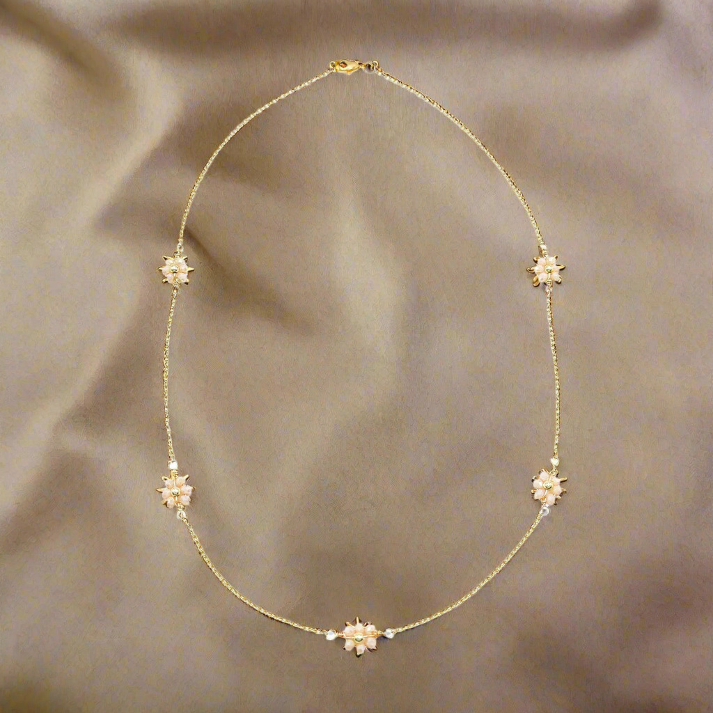 Daisy gold necklace