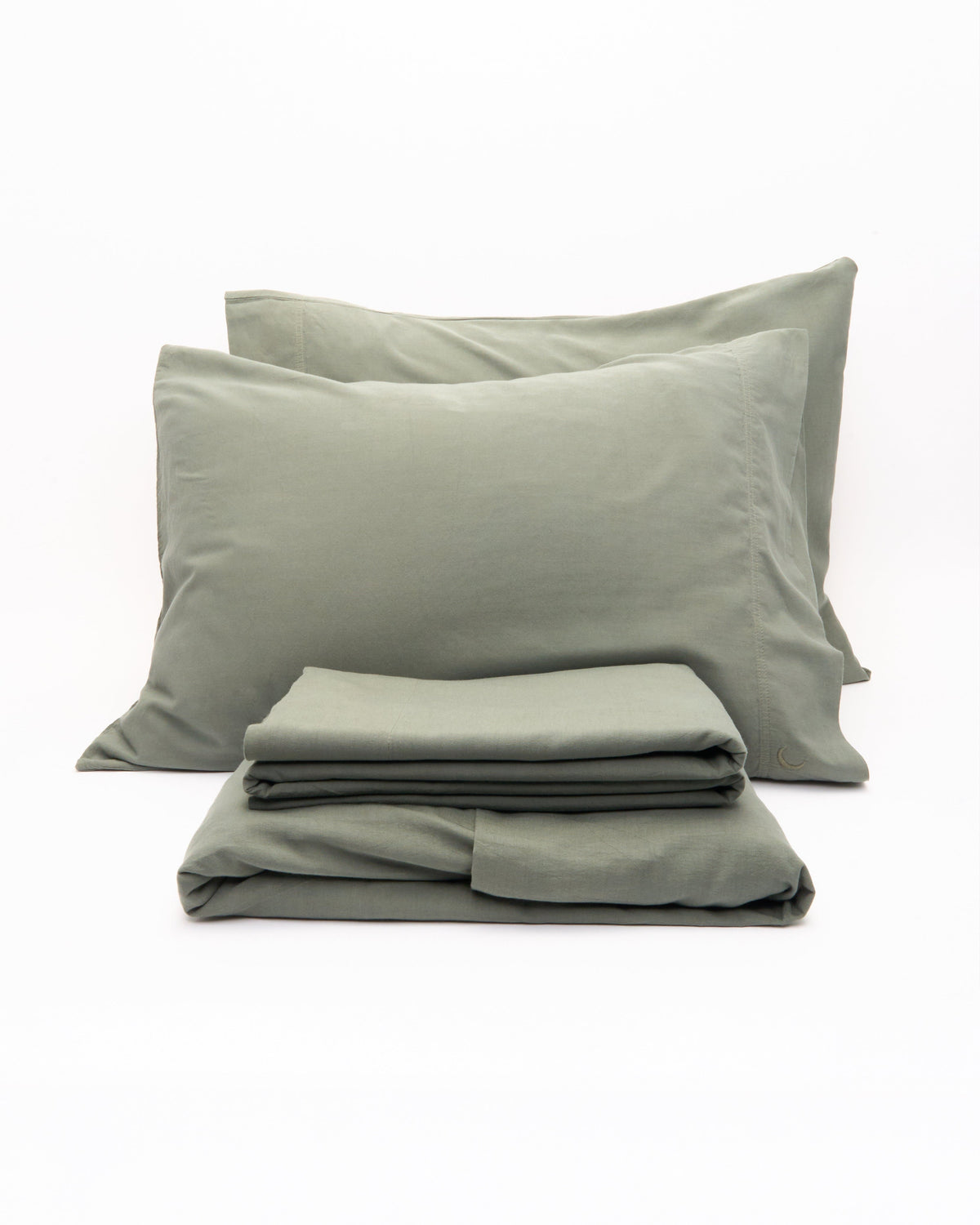 Signature Milk Fibre Deluxe Set Highlands Green two pillowcases and folded sheets on a white background